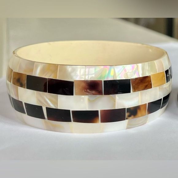 Source Unknown Jewelry - Mother of Pearl bangle Size 8